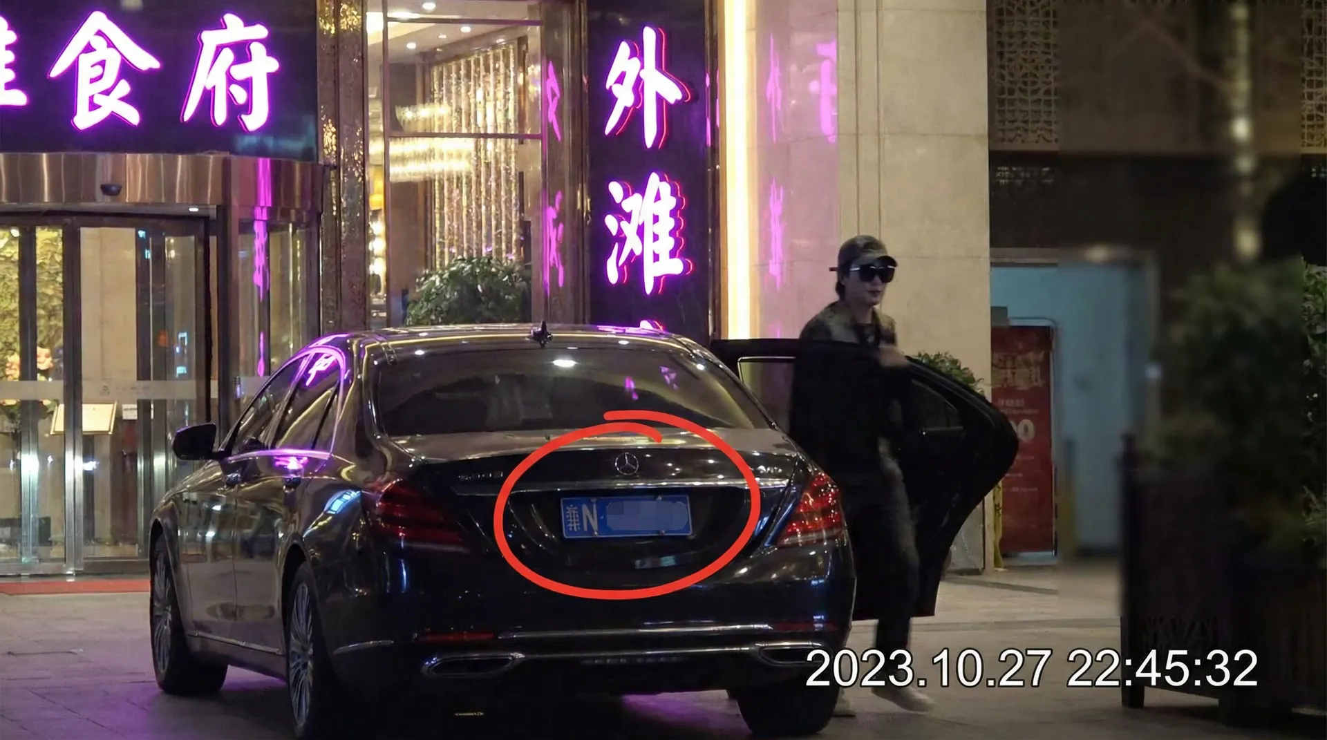 少女弹珠汽水 - 豪车餐厅外偷拍